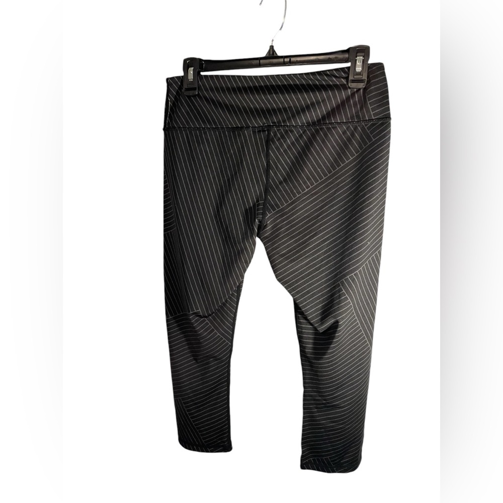 NEARLY NEW REEBOK CALF LENGTH BLACK STRIPE WORKOUT LEGGINGS SIZE MEDIUM.